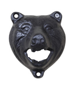 kapsylöppnare i formen av en björn. kapsylen tas av ,med hjälp av björnens tänder.